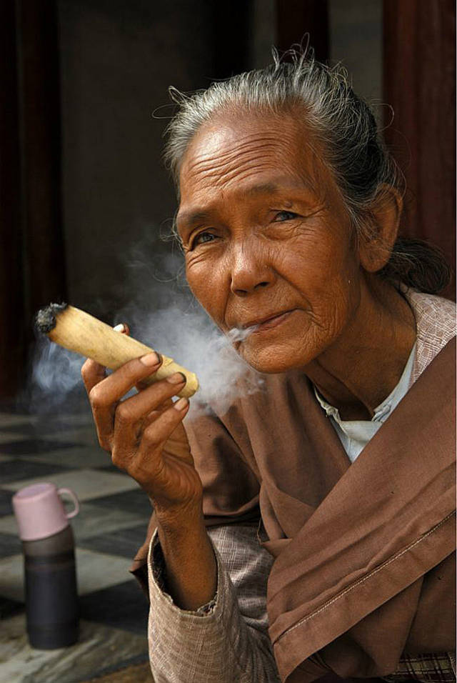 【缅甸】那些奇葩事:吸烟的都是女人,男人干啥呢?