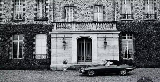 据说法国前财政部长卡恩家里就收藏了200多双j.m.