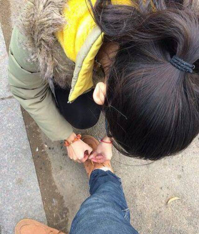 【4】每次说要分手,女友就默默的替我系鞋带,该肿么办