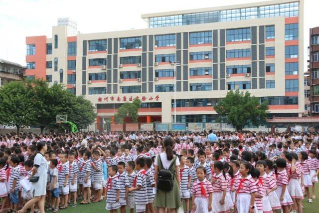 共创文明城 实小在行动-南康区实验小学万人创文迎国检动员大会