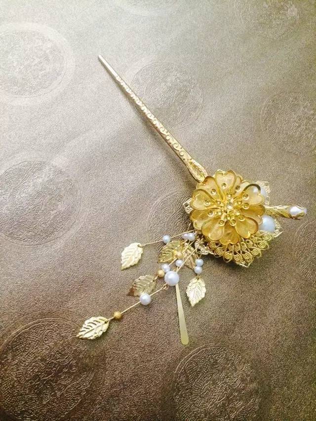 有调调 · 上有垂珠,步则动摇