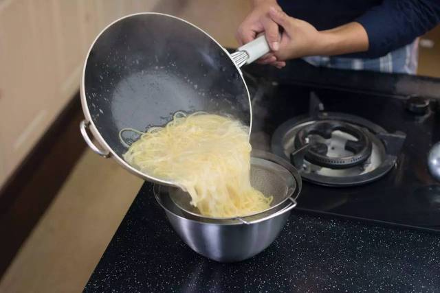 (因为面条在后续步骤中还要翻炒,所以不要煮透)