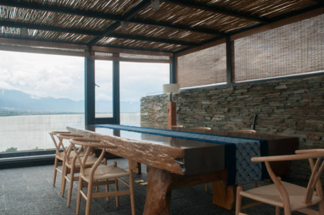 民宿楼顶景观茶室,旁边还有个厨房,你要是有兴趣,可以自己做菜.