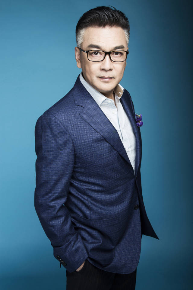 高清组图:章申时尚写真曝光 方眼镜休闲西装显文青魅力