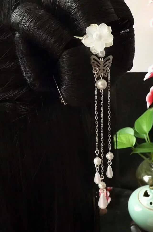 有调调 · 上有垂珠,步则动摇