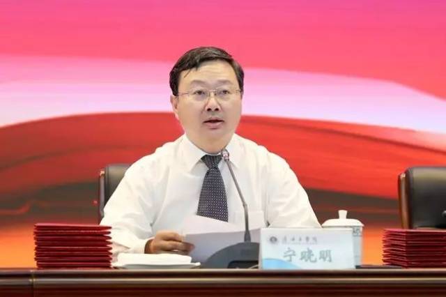 校领导赵炳起,宁晓明,杜军,许兴友,王洪法,陈先宏出席了会议.