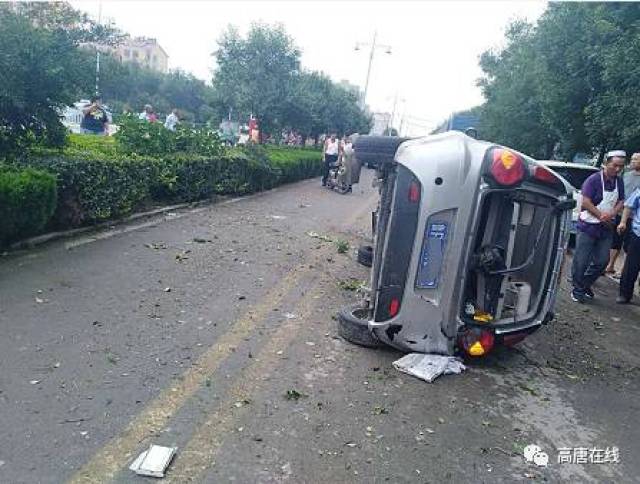 网友爆料:今天上午大约9点多在高唐汽车站附近发生一起车祸,一个越野