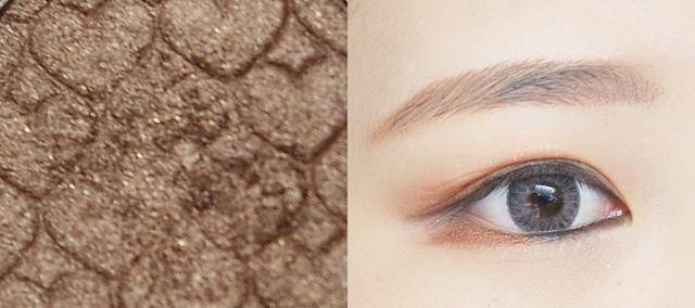 step7:使用棕色眼影加重下眼睑眼尾的三角区域,眼影与眼线要自然衔接