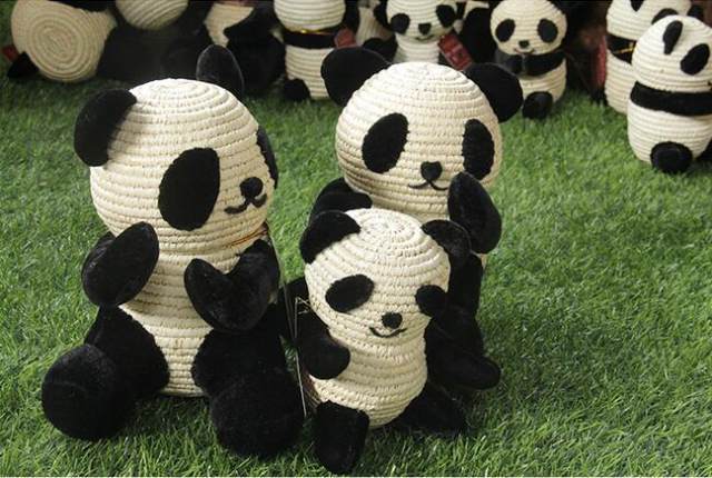 朱木兰作品:新繁棕编熊猫储物盒