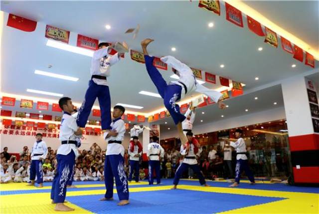 袁星,携中国国家跆拳道示范团的10余名队友来到重庆北碚朝阳小学南