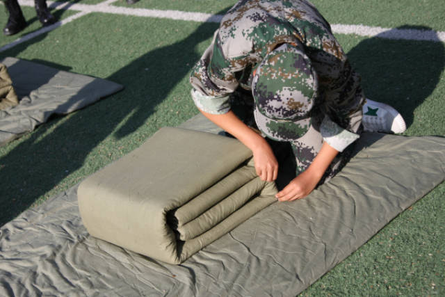 扎兰屯职业学院举行2017级新生军训内务整理比赛