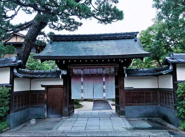 山科家家传主业是宫中着装的搭配和采购,住宅距今已有九百年的历史