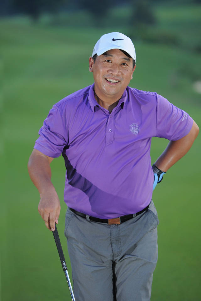 高尔夫俱乐部由英姿飒爽的 唐学斌队长带队