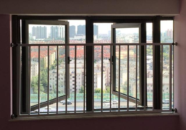 高层阳台还敢装这种防盗窗?看到就怕!劝你赶紧换,问题太多