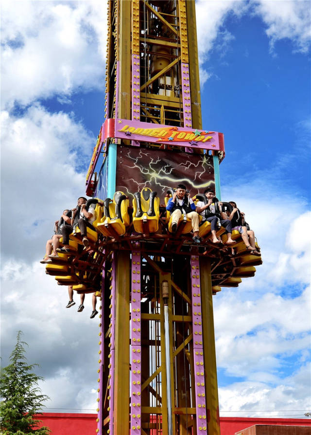 刺激的跳楼机,还有多项冒险互动表演,是敢于冒险的青年人挑战自我