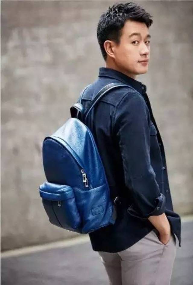 佟大为背tods double stripe双肩包