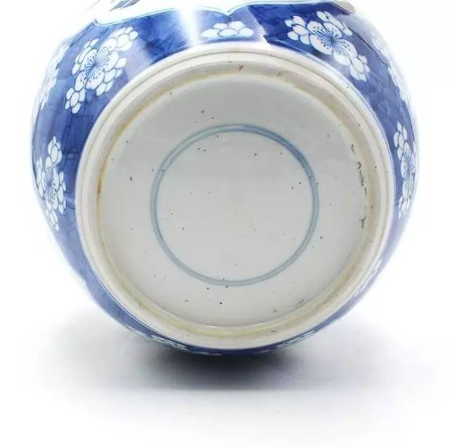 青花冰梅开光博古纹罐