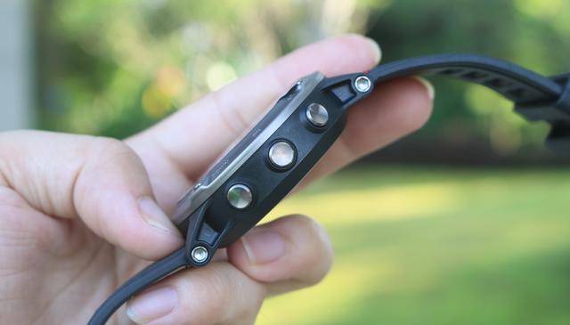 战狼2跟军拓联名发布户外智能手表,铁腕3s展现铁血一面