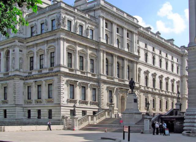 这栋在伦敦中心的办公楼呈子弹头装,外形现代简洁,设计精美,是伦敦最