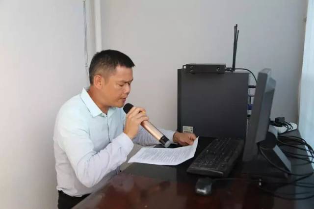 图为吴贵华副校长在作学校安全工作讲话