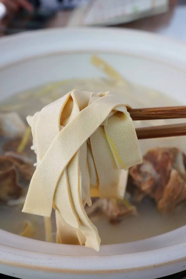 骨头煲搭配的千张也是金华砂锅的一绝.