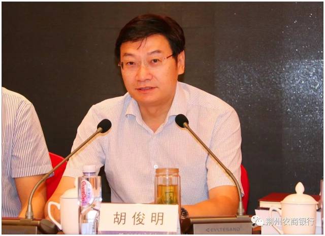 【头条】省联社党委副书记胡俊明在荆州寄语新员工在新岗位上:更出彩