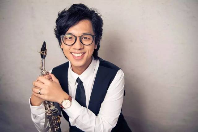 嘉宾介绍:梁国章,萨克斯演奏家,香港国际单簧管及萨克斯管协会副会长