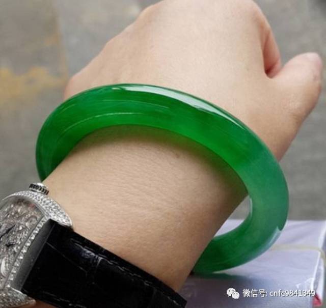 130万买的翡翠手镯,经鉴定后值200元,气的血压180.