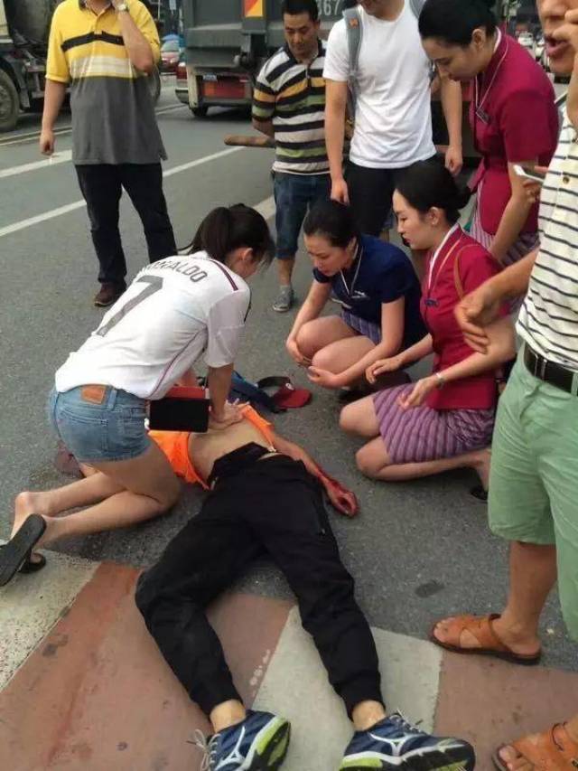 广州美女空姐跪地抢救男子近半小时失败 当场痛哭
