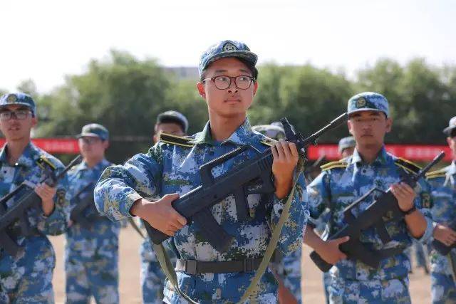 军训 开启大学第一课,遇见海军蓝的你