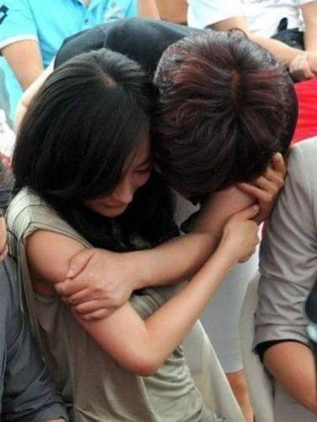 女明星们被揩油的尴尬瞬间:有人抗拒,有人无奈,有人含笑面对