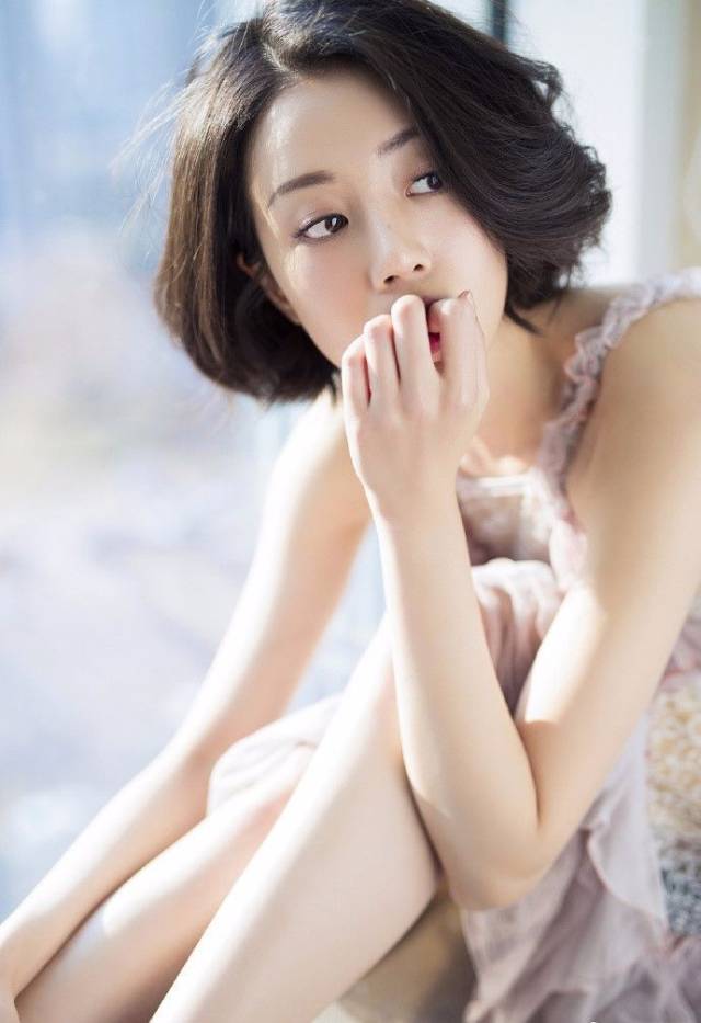 李溪芮粉紫色露肩蕾丝裙写真诠释一个女人的冷艳与清纯