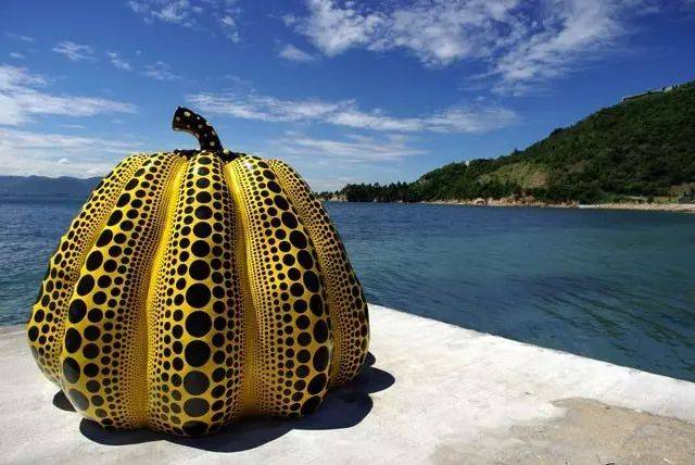 直岛上"草间弥生大师的南瓜"最是闻名,之外还有随