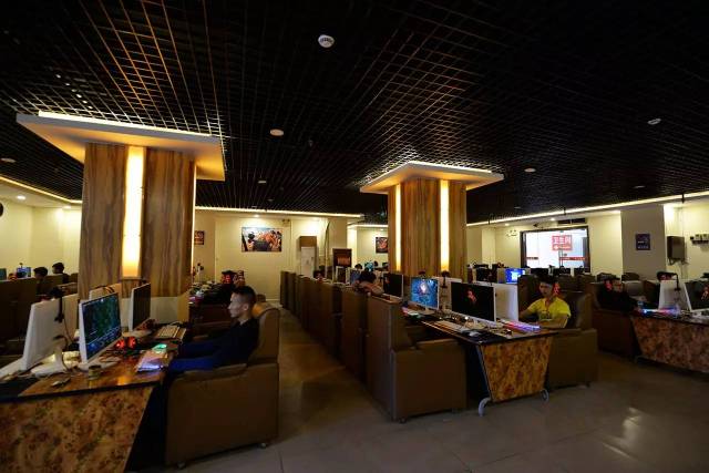 网吧是正经网吧,鸡正不正经就不知道了!