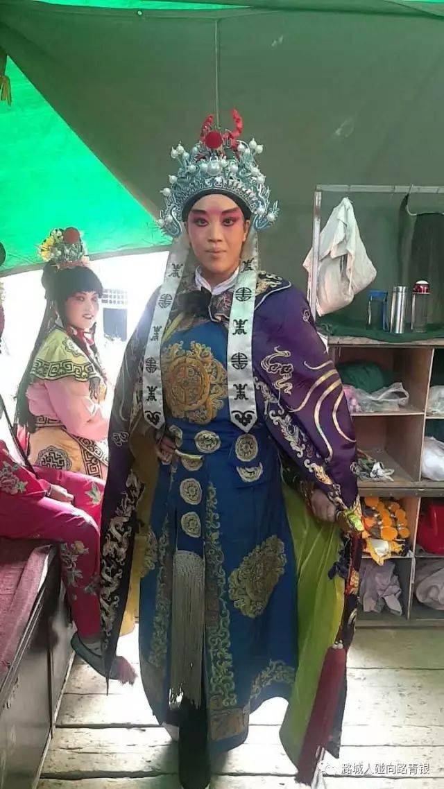 演出人员准备中. 服装李斌师傅为演员穿戴 2