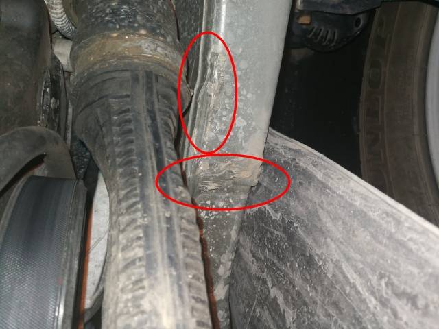 这个够明显了吧,可以清楚的看到纵梁的有轻微修复并伴有喷漆痕迹.