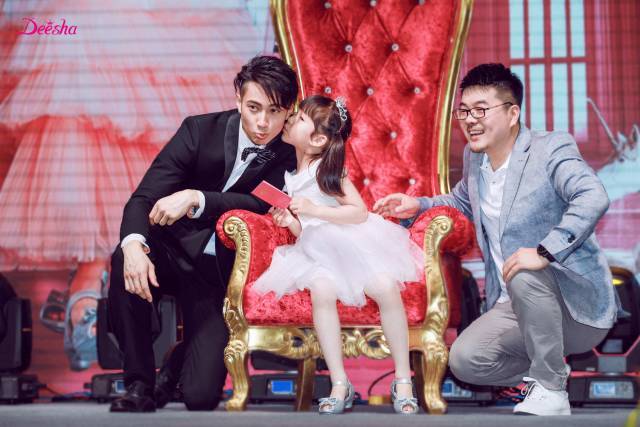 所有参与的公主家庭 都可以和 "爱心大使"吴尊合影 获得笛莎创始人