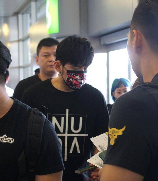 周杰伦一身全黑look戴着花口罩亮相厦门机场,结束电影《靠谱兄弟》