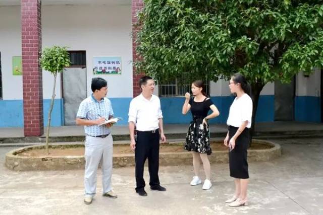 贺红琼向合心小学新校长,新教师了解工作,生活情况