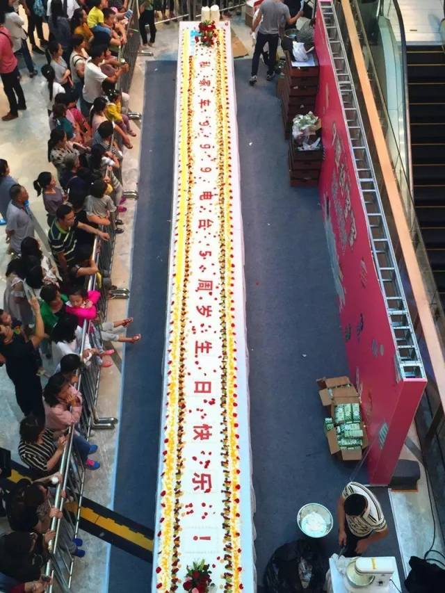 12点——17点 5个小时我们共邀请近10000人吃蛋糕 50米长的蛋糕一共用