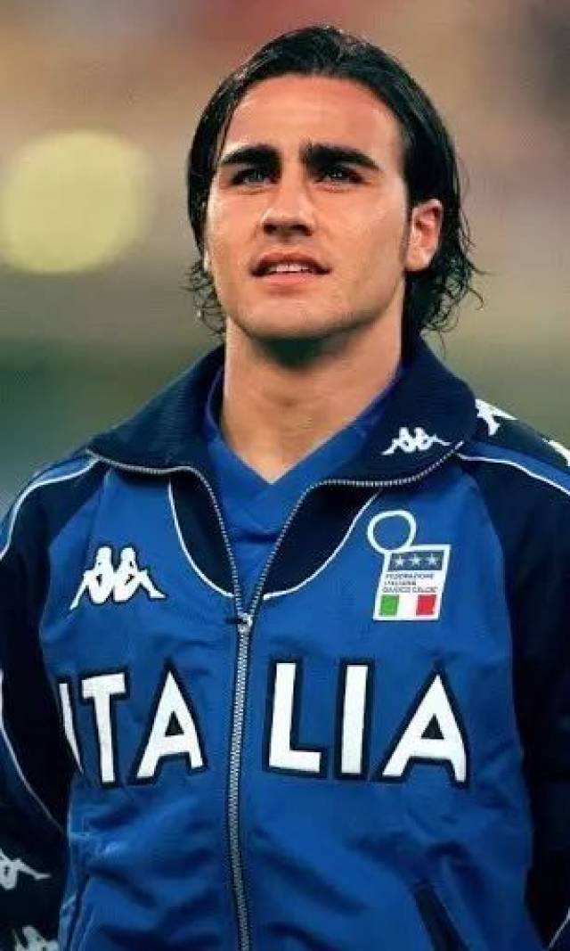 卡纳瓦罗虽然身为意大利青年队的队长,但96欧洲杯他的搭档内斯塔随队