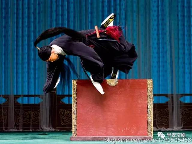 表演功法1,毯子功:指戏曲演员所要掌握的翻打跌扑功夫,如"抢背","吊毛