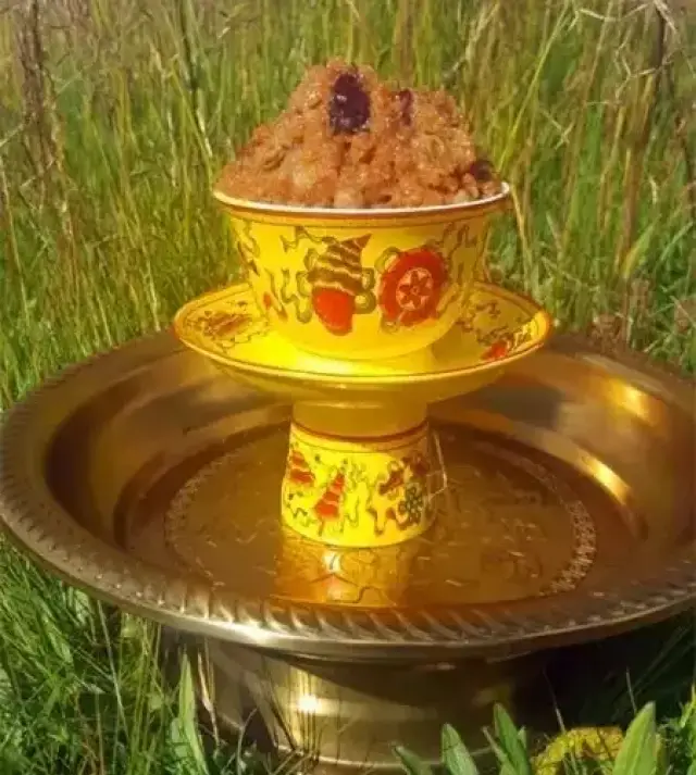 巧 克 力 ▲ 精雕细琢,掺和四合一的坨食糌粑,被人们亲切地称为"藏式