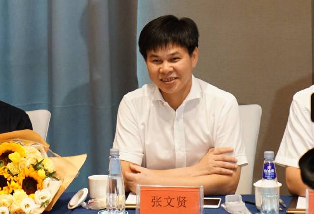 晋江市市长张文贤倾听学员讲述学习的转变