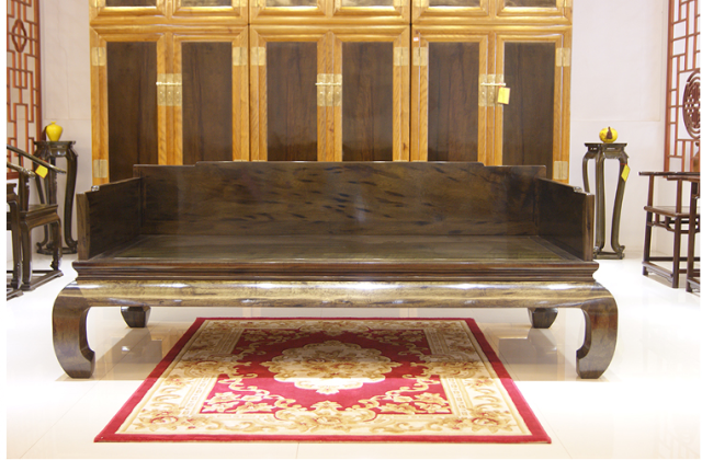 这款金丝楠木沙发是由千年阴沉木制作,具有非常高的收藏价值,目前市场