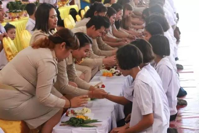 专题| 国外教师节怎么过?泰国拜师节,"泰"难忘!