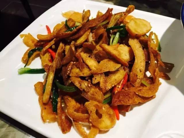 23 水煮三鲜 24 葱白鱼 25 光饼炒大肠 26 羊肉鱼头煲 27 木桶滑牛肉