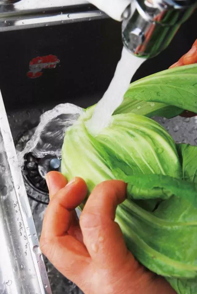 如何清洗果蔬的残留农药,这么多年你真的洗对了吗?_手机搜狐网