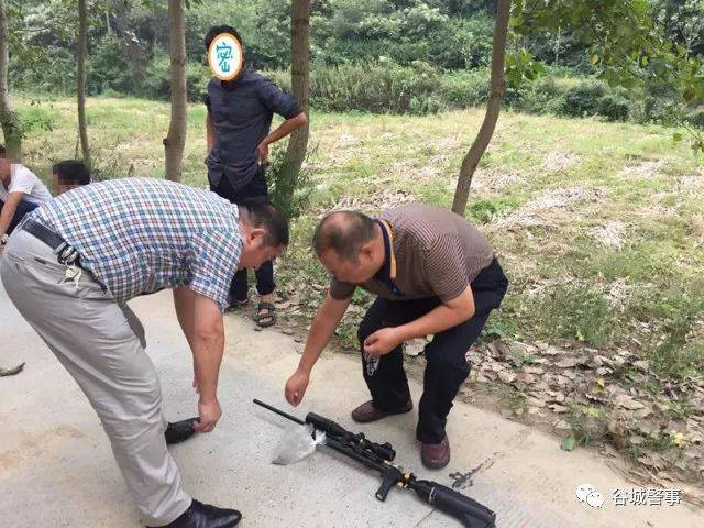 谷城一男子网购气枪去打猎,不料在回家途中遭遇.