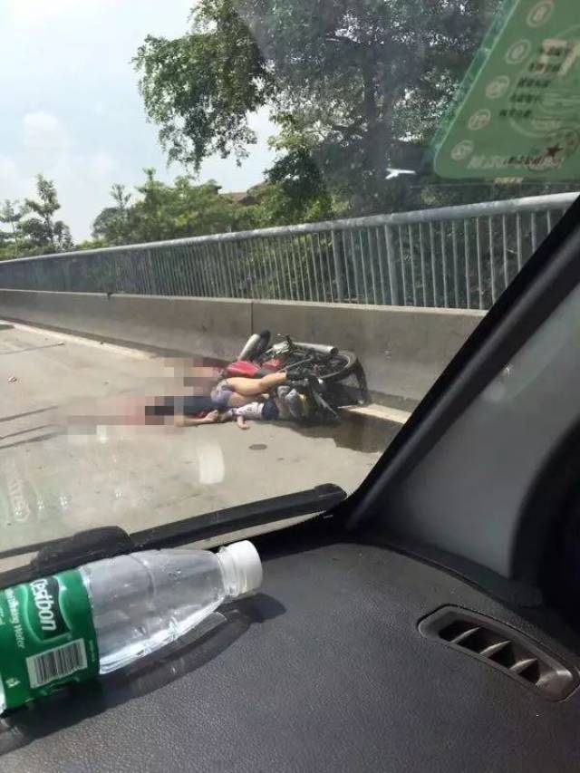 今早,东莞发生严重交通事故,一对母子骑摩托车被大货车
